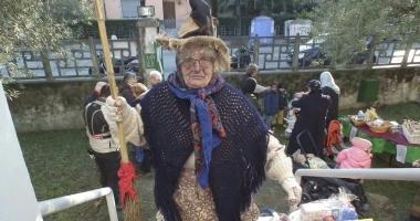Una Befana che porta i doni ai bambini 