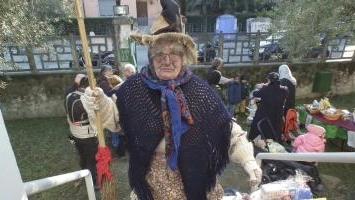 Una Befana che porta i doni ai bambini
