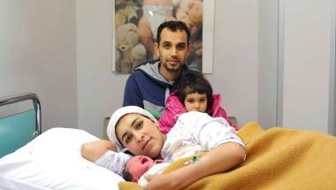 Il piccolo Joussef con la mamma Zahara, alle loro spalle il babbo Moussa e la sorellina di Joussef 