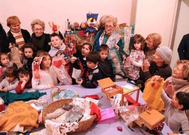 I bambini insieme alle volontarie del Museo del ricamo e di Crescere 