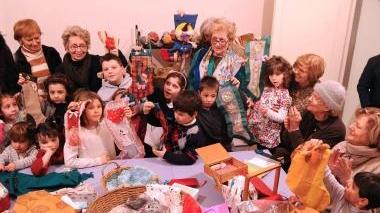 I bambini insieme alle volontarie del Museo del ricamo e di “Crescere”