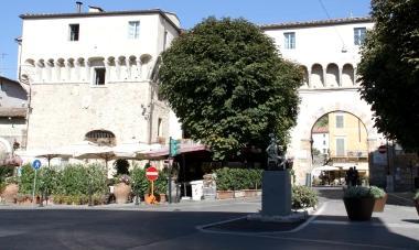 <b>CANTIERI.</b> A sx piazza Carducci. Sopra, lassessore ai lavori pubblici Rossano Forassiepi 