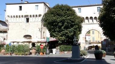 <b>CANTIERI.</b> A sx piazza Carducci. Sopra, l’assessore ai lavori pubblici Rossano Forassiepi