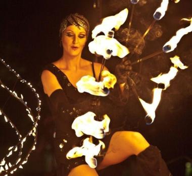 Una ragazza si esibisce col fuoco 