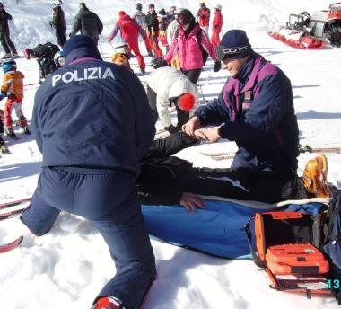 Un soccorso dei poliziotti sulla neve e sciatori su un impianto dellAbetone 