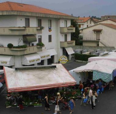 Il mercato settimanale di Poggio a Caiano 