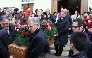 Un momento dei funerali al Cinquale di Franco Panariello 