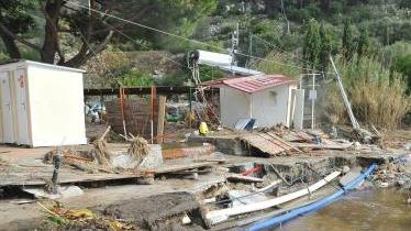 La spiaggia di Cavoli il giorno dopo l’alluvione del 7 novembre