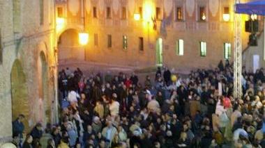 Uno scorcio serale della piazza del Seminario nel centro storico di San Miniato