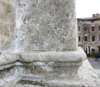 <strong>PETARDI.</strong> Il travertino del duomo di Massa Marittima danneggiato dalla bomba carta e, a sinistra, i danni causati dal petardo a un parchimetro