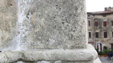 <strong>PETARDI.</strong> Il travertino del duomo di Massa Marittima danneggiato dalla bomba carta e, a sinistra, i danni causati dal petardo a un parchimetro