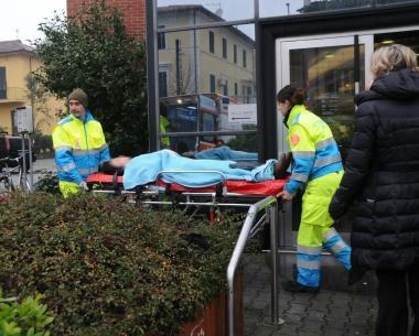 La cassiera si &egrave; sentita male dopo la rapina e viene trasportata al pronto soccorso in ambulanza 