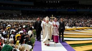 Un momento della visita di papa Ratzinger a New York Gli arredi erano di Angelo Gherardi