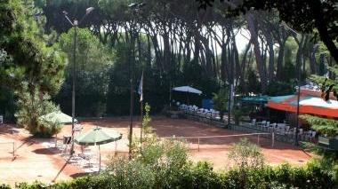 Marco Neri e, sopra, il tennis club in pineta
