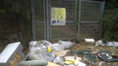 <b>BENVENUTI AL CANILE </b>L’entrata del canile municipale “protetta” dalla discarica abusiva