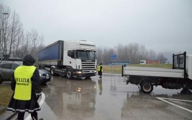 Gli agenti della polizia municipale durante i controlli alla rotonda di Marlia (in alto) e a quella di Papao (in basso)