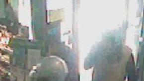Due banditi in azione durante una rapina filmati dalla telecamera della Farmacia Dinucci