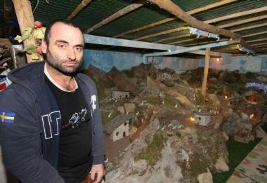 Luca Cesaretti davanti al suo presepe 