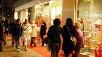 Gente a passeggio davanti ad alcuni negozi del centro