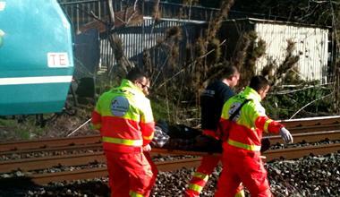 Disteso tra i binari, il treno gli passa sopra: miracolato