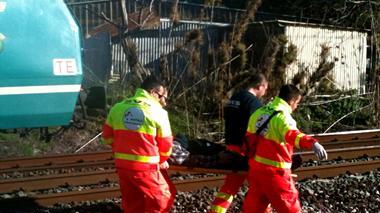 Disteso tra i binari, il treno gli passa sopra: miracolato