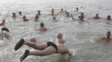 Tuffo di Befana anche a Marina di Pisa