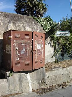 Via delle Pianacce, a che serve quel rottame?