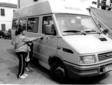 Uno scuolabus per il trasporto degli studenti     