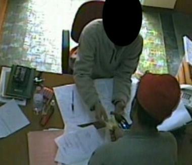 <b>FILMATO CHOC </b>Lo scambio del denaro registrato dalla telecamera dei carabinieri   