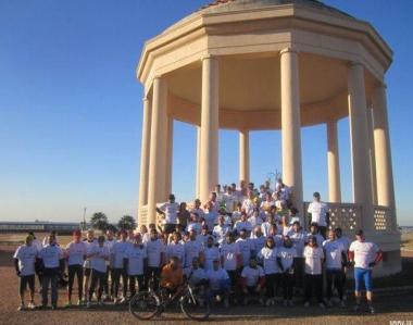 <b>AL GAZEBO.</b> il gruppo che ha partecipato alla corsa  