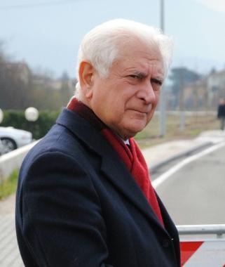 Traffico in tilt e auto in coda in via Salicchi A sinistra il sindaco Mauro Favilla    