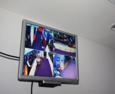 Due immagini della sala giochi di via Mazzini  