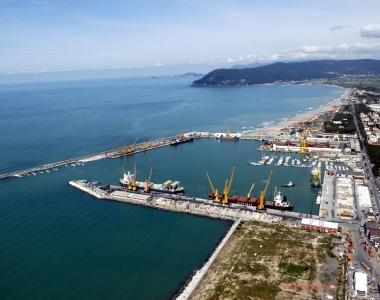 Una veduta del porto commerciale di Marina  