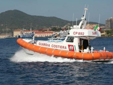 Una motovedetta della guardia costiera di Portoferraio 
