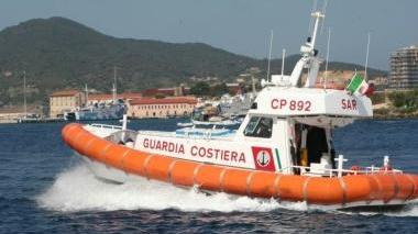 Una motovedetta della guardia costiera di Portoferraio