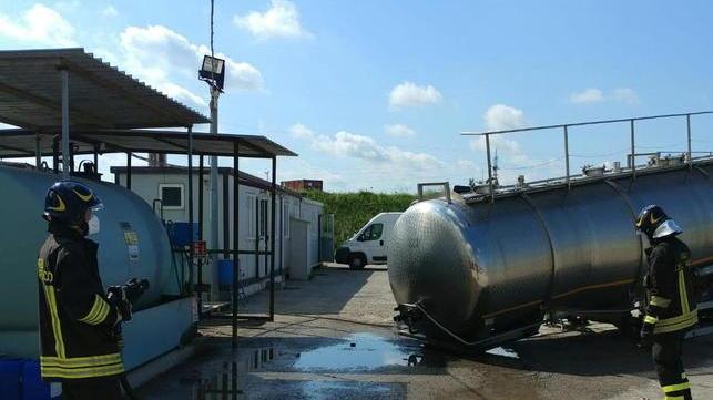 Cisterna rotta travasate 30 tonnellate di metanolo