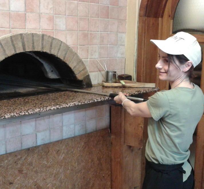 Pizza in teglia e farinata le specialità di Time Out conquistano Pontremoli
