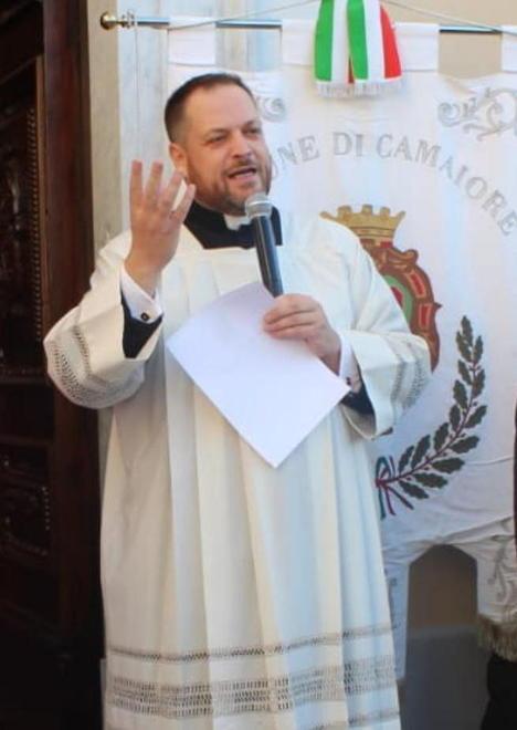 Doppia cerimonia e veglie di preghiera per dire addio a don Beniamino 