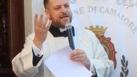 Doppia cerimonia e veglie di preghiera per dire addio a don Beniamino