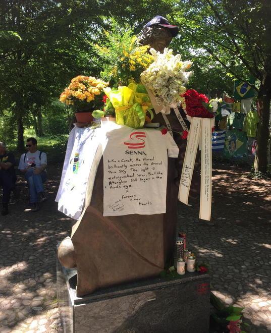 Quel monumento a Senna che continua a richiamare migliaia di persone 