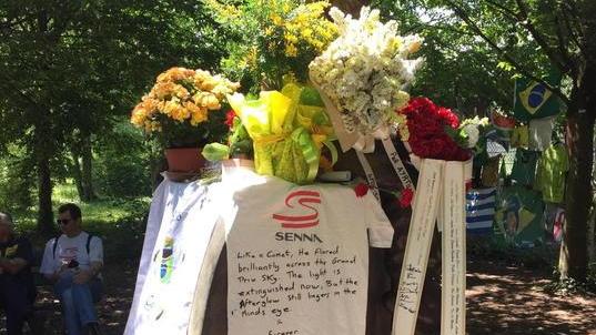 Quel monumento a Senna che continua a richiamare migliaia di persone