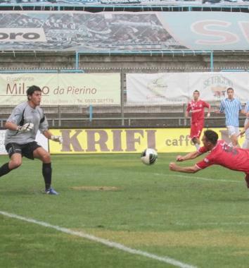 Il gol della discordia nella gara di andata  