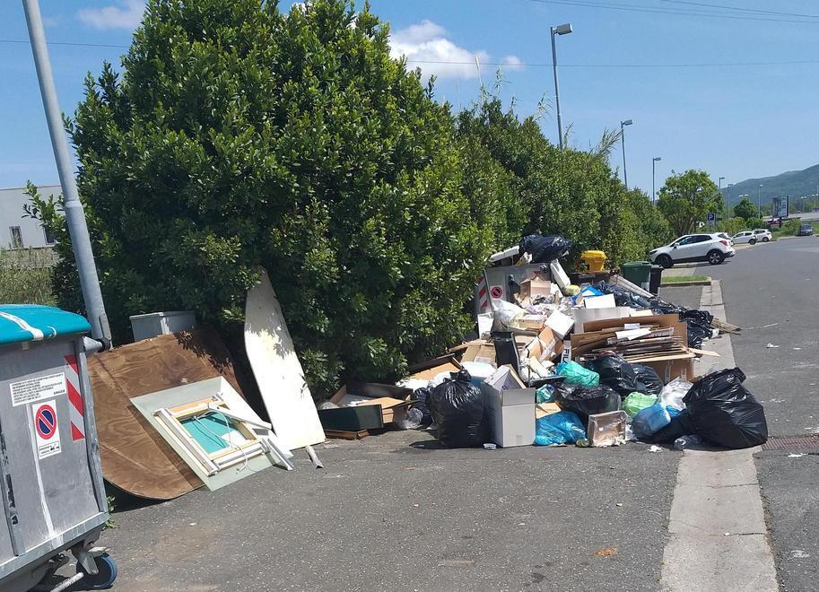 Hotel con vista discarica e cacciatori di rifiuti utili 
