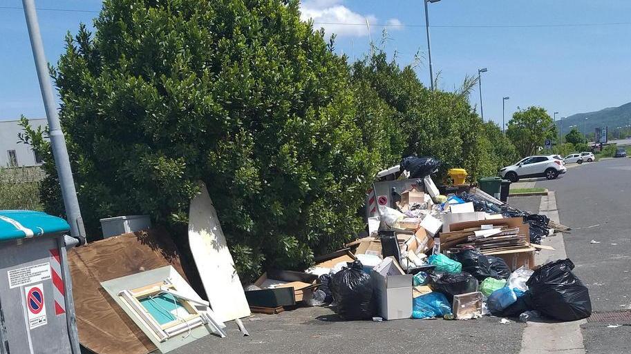 Hotel con vista discarica e cacciatori di rifiuti utili