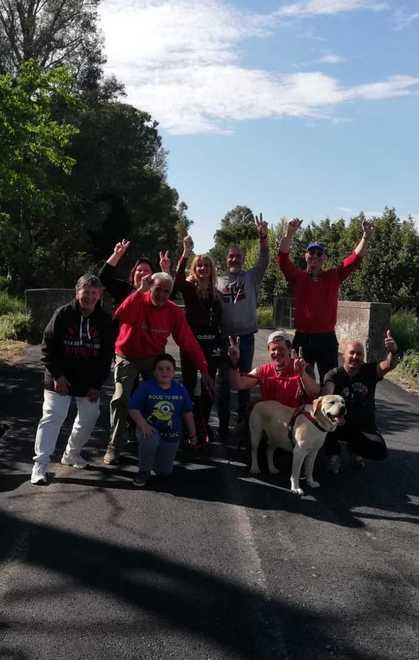 Festa per la strada asfaltata