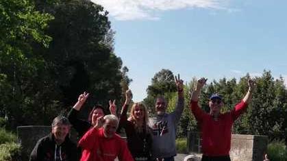 Festa per la strada asfaltata