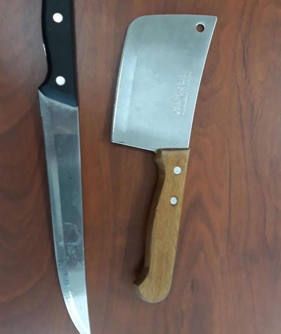 Grida e minaccia i passanti con coltello e mannaia Bloccata dalla Municipale 