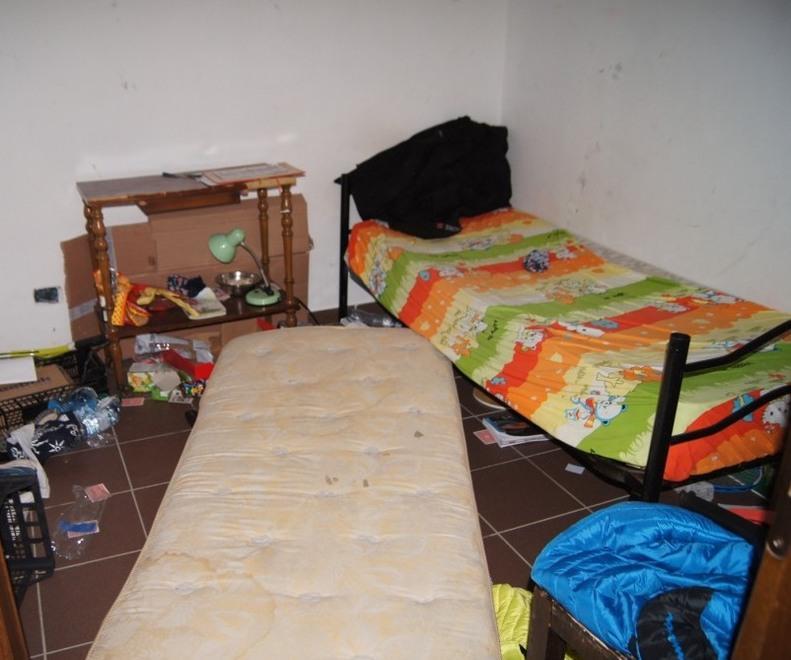 Un laboratorio tessile trasformato in albergo per alloggiare gli operai 