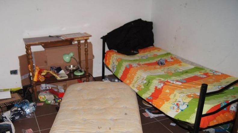 Un laboratorio tessile trasformato in albergo per alloggiare gli operai
