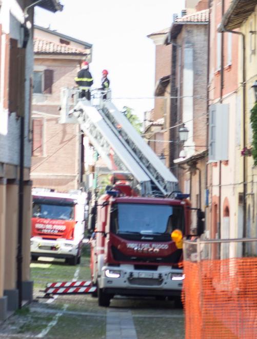 Cede all’alba la vecchia trave del tetto Casa inagibile e inquilini sfollati